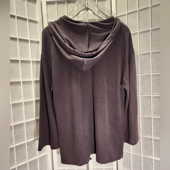 Natori Large Fuji Hooded V-Neck lounge top in Dark Charcoal - Picture 3 of 5